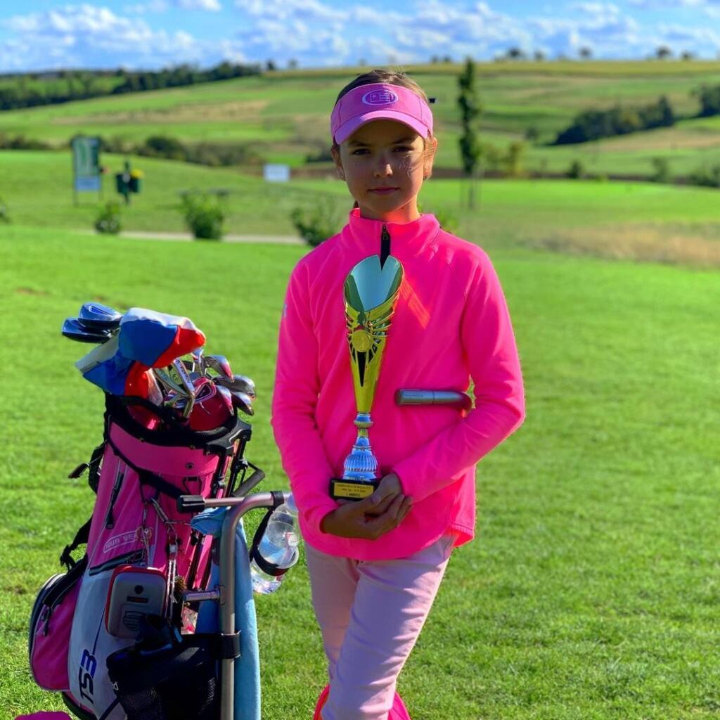 Venovať sa golfu na úrovni zaberie dosť času, keďže pravidelné tréningy sú toho neodmysliteľnou súčasťou. „Ešte donedávna trénovala Ella šesťkrát týždenne, no v posledných mesiacoch sme jeden tréning vypustili. Za uplynulý polrok totiž vyrástla o päť centimetrov, čo je dosť, a tak sme to nechceli prepáliť,“ vysvetlil Dominik Hrbatý.