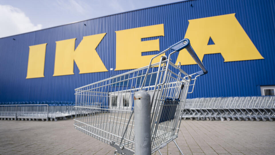 WA 38 Wallau - Nákupný kôš je pred zatvorenou predajňou IKEA v nemeckom meste Wallau v utorok 17. marca 2020. Švédska nábytkárska spoločnosť IKEA oznámila, že dočasne zatvorí ďalšie svoje obchody vrátane všetkých 50 v USA v dôsledku koronavírusovej pandémie. Už skôr zatvorila obchody v Nemecku, ktoré je pre nábytkársku spoločnosť najväčším trhom, ako aj v niektorých ďalších európskych krajinách. FOTO TASR/AP
Until further notice, the branch of the furniture chain Ikea at the location of the co