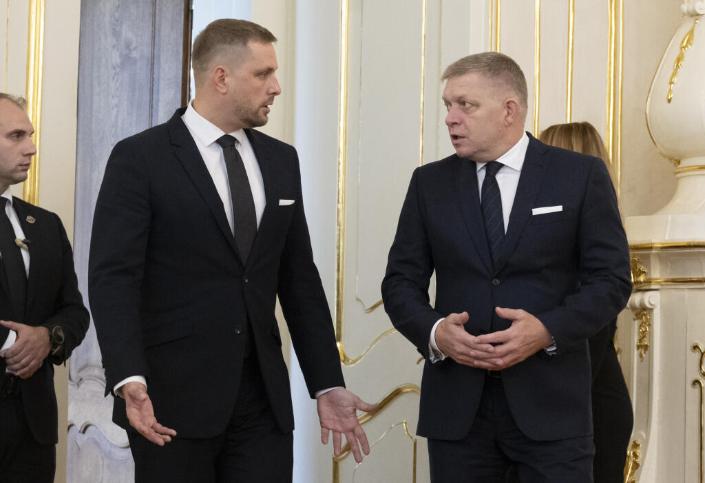 Prezident Peter Pellegrini prijal demisiu ministerky zdravotníctva Zuzany Dolinkovej (Hlas-SD) v Prezidentskom paláci v Bratislave vo štvrtok 10. októbra 2024. Vo funkcii ju nahradil Kamil Šaško (Hlas-SD). Na snímke sprava predseda vlády SR Robert Fico (Smer -SD) a nový minister zdravotníctva SR Kamil Šaško (Hlas-SD) diskutujú v Prezidentskom paláci vo štvrtok 10. októbra 2024. Dolinková oznámila svoj koniec vo funkcii minulý týždeň. Rozhodnutie odôvodnila tým, že necíti podporu pre presadzovani