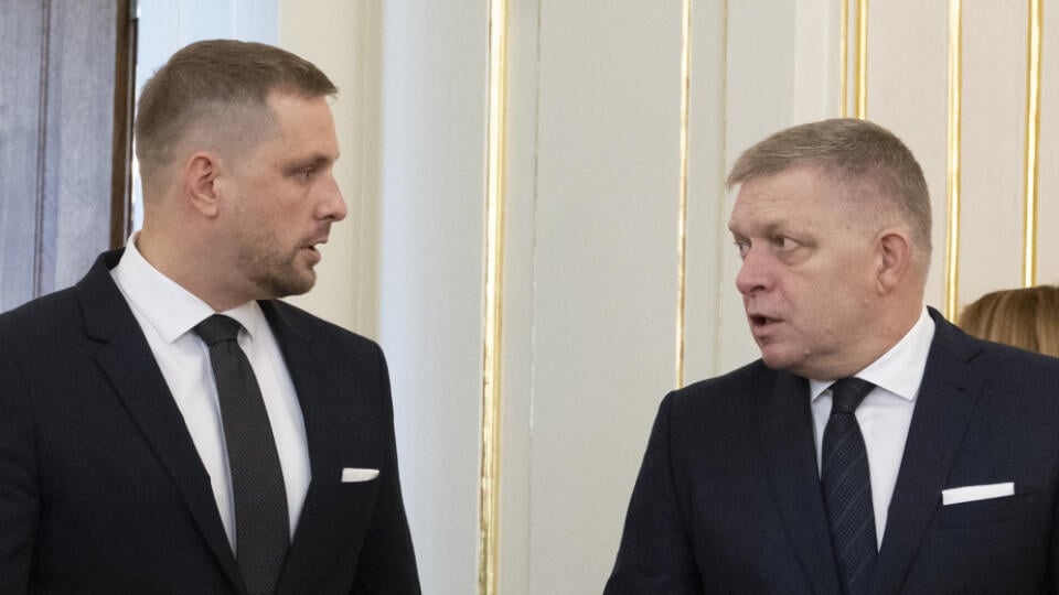 Prezident Peter Pellegrini prijal demisiu ministerky zdravotníctva Zuzany Dolinkovej (Hlas-SD) v Prezidentskom paláci v Bratislave vo štvrtok 10. októbra 2024. Vo funkcii ju nahradil Kamil Šaško (Hlas-SD). Na snímke sprava predseda vlády SR Robert Fico (Smer -SD) a nový minister zdravotníctva SR Kamil Šaško (Hlas-SD) diskutujú v Prezidentskom paláci vo štvrtok 10. októbra 2024. Dolinková oznámila svoj koniec vo funkcii minulý týždeň. Rozhodnutie odôvodnila tým, že necíti podporu pre presadzovani