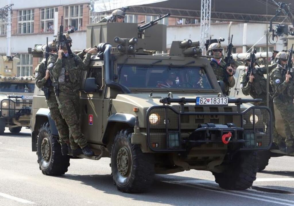 Na oslavách SNP za zúčastnili tisícky ľudí. Sledovali prehliadku tankov a lietadiel
