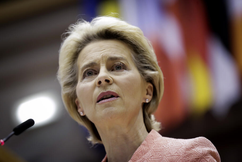 EBE 22 Brusel - Na snímke predsedníčka Európskej komisie Ursula von der Leyenová reční na pôde Európskeho parlamentu so svojím prvým prejavom o stave EÚ v Bruseli 16. septembra 2020. Európska komisia chce do roku 2030 znížiť emisie skleníkových plynov o najmenej 55 percent v porovnaní s hodnotami z roku 1990. FOTO TASR/AP
European Commission President Ursula von der Leyen addresses the plenary during her first State of the Union speech at the European Parliament in Brussels, Wednesday, Sept. 16,