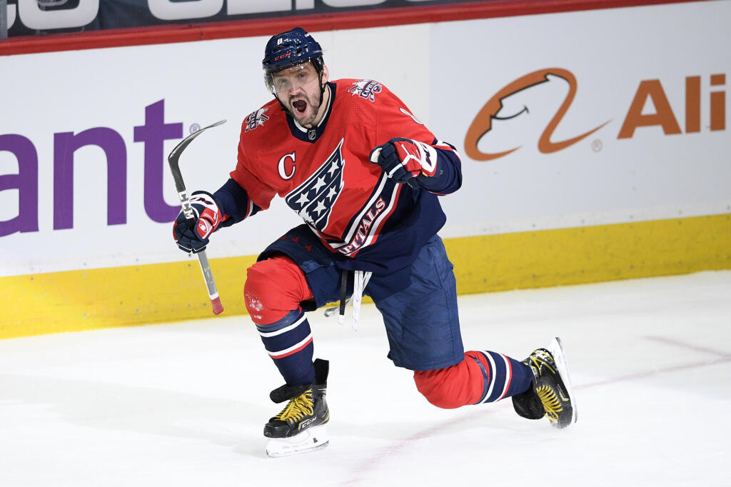 KK39 Washington - Na archívnej snímke z 16. marca 2021 ľavé krídlo Washingtonu Capitals Alexander Ovečkin sa teší zo svojho 718. gólu v kariére počas zápasu zámorskej hokejovej NHL proti New Yorku Islanders. Ruský hokejový útočník Alexander Ovečkin nezamieri na trh voľných hráčov a jeho kariéra bude pokračovať vo Washingtone Capitals. S vedením klubu zámorskej NHL sa dohodol na 5-ročnom kontrakte v celkovej hodnote 47,5 milióna dolárov. FOTO TASR/AP
FILE - Washington Capitals left wing Alex Ovec