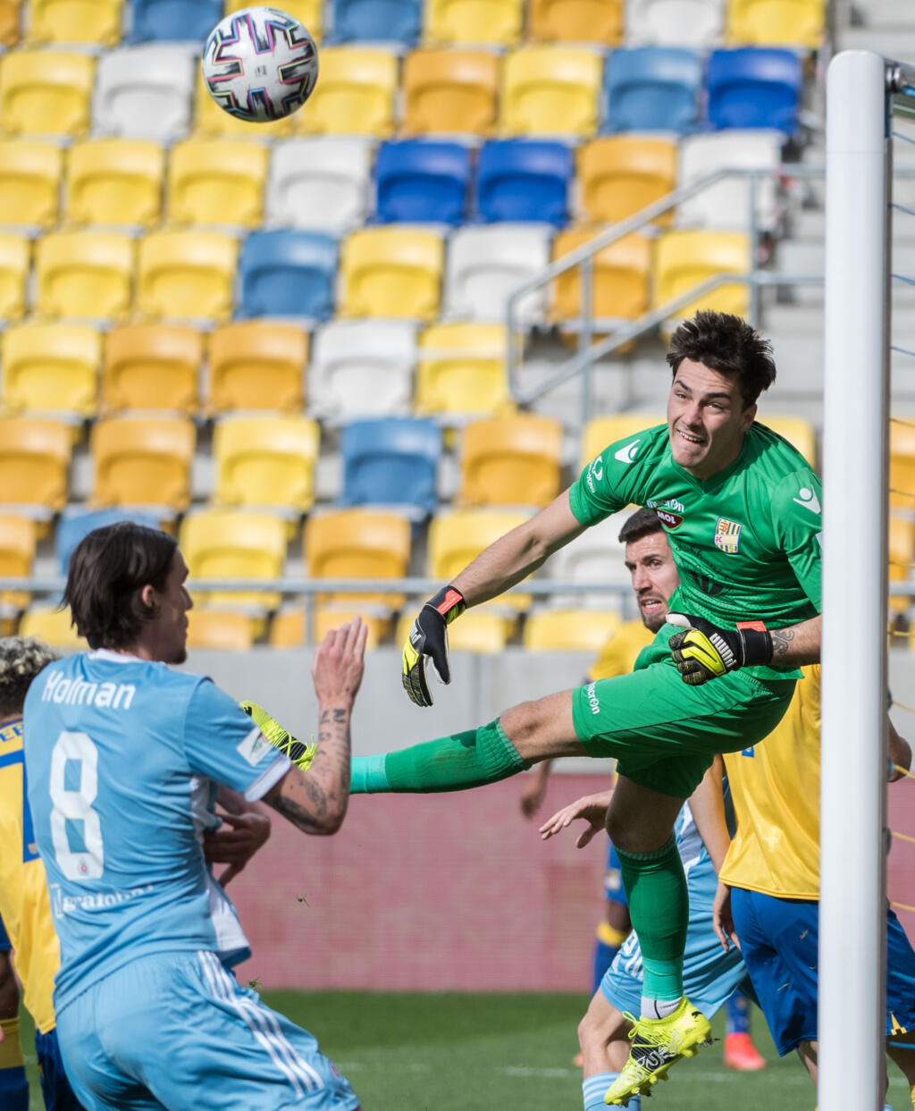 Na snímke vpravo brankár Martin Jedlička (DAC) a vľavo David Holman (Slovan) počas zápasu 4. kola nadstavbovej časti Fortuna ligy v skupine o titul FC DAC 1904 Dunajská Streda - ŠK Slovan Bratislava v Dunajskej Strede v nedeľu 11. apríla 2021. FOTO TASR - Martin Baumann