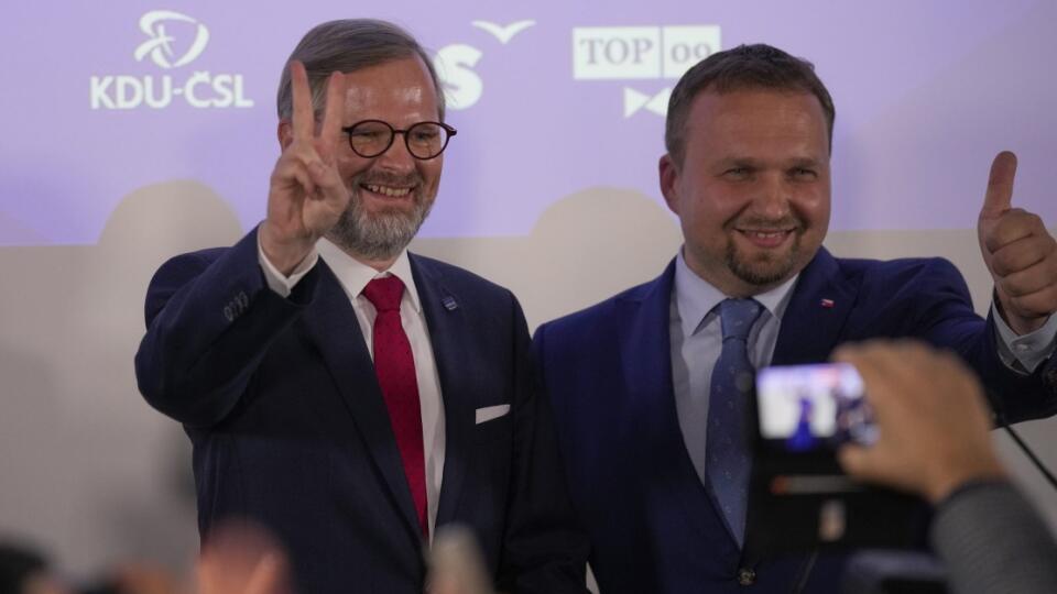 KK79 Praha - Líder koalície SPOLU Petr Fiala (uprostred) ukazuje znak víťazstva po parlamentných voľbách 9. októbra 2021 v Prahe. Víťazom volieb do českej Poslaneckej snemovne sa stala pravicová koalícia SPOLU, ktorá tesne predstihla hnutie ANO doterajšieho premiéra Andreja Babiša. Informovali o tom v sobotu stanice ČT24 a CNN Prima News. Koalícia SPOLU, ktorú tvoria strany ODS, KDU-ČSL a TOP 09, sa do vedenia dostala krátko pred záverom sčítania hlasov. Podľa takmer úplných výsledkov jej hlasy