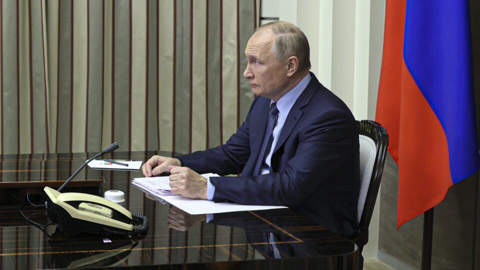 JB 31 Soči - Ruský prezident Vladimir Putin hovorí s americkým prezidentom Joeom Bidenom počas videohovoru v rezidencii Bočarov Ručei v čiernomorskom letovisku Soči 7. decembra 2021. Očakáva sa, že lídri budú diskutovať o situácii týkajúcej sa Ukrajiny a NATO, informovala agentúra TASS. Online summit sa bude konať v období zvýšeného napätia na Ukrajine, pričom Washington a Moskva sa navzájom obviňujú z vojenských provokácií v tomto regióne. FOTO TASR/AP
Russian President Vladimir Putin attends