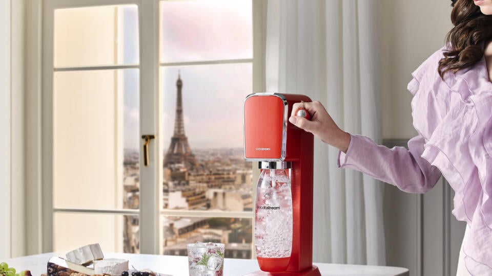 Či už vás červená osloví v šatníku, kuchyni alebo na dizajnových kúskoch ako je SodaStream ART Mandarin Red, jej vplyv na naše vnímanie a pocity je nepopierateľný.