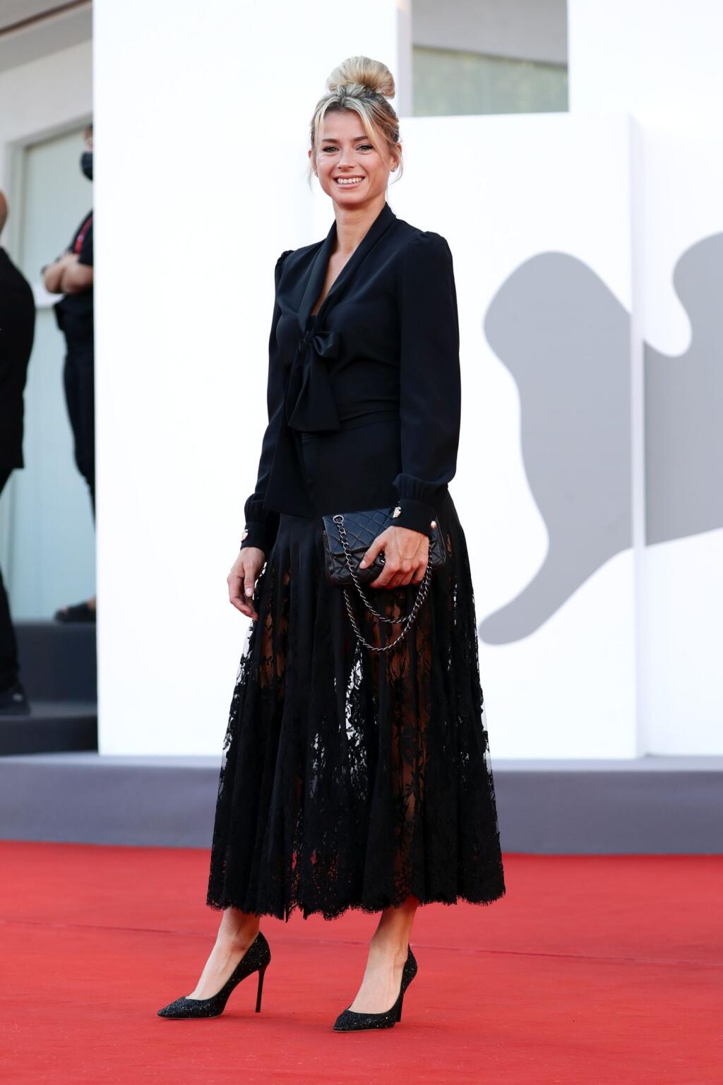 Festival si na vlastné oči nenechala ujsť talianska tenistka Camila Giorgiová, ktorá vystriedala viacero outfitov.