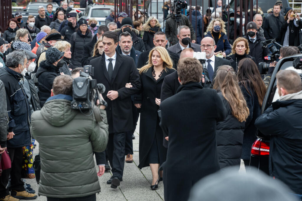 Pohreb speváka Miroslava Žbirku v pražskom krematóriu Strašnice. Na snímke Zuzana Čaputová a Juraj Rizman.