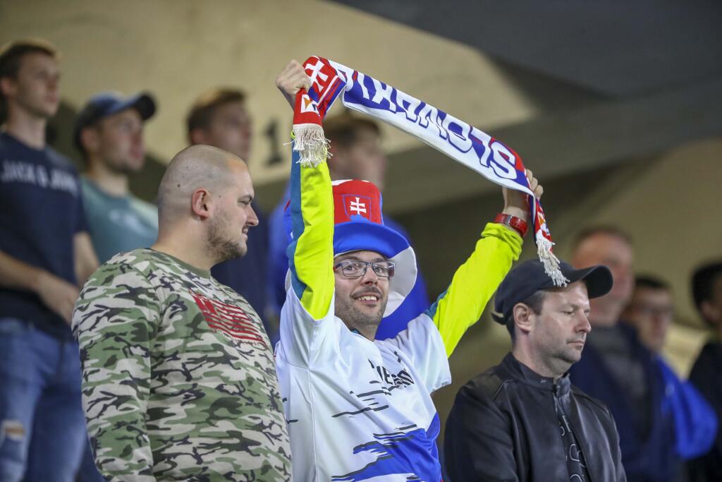 Fanúšikovia Slovenska na tribúnach hnali našich futbalistov vpred.