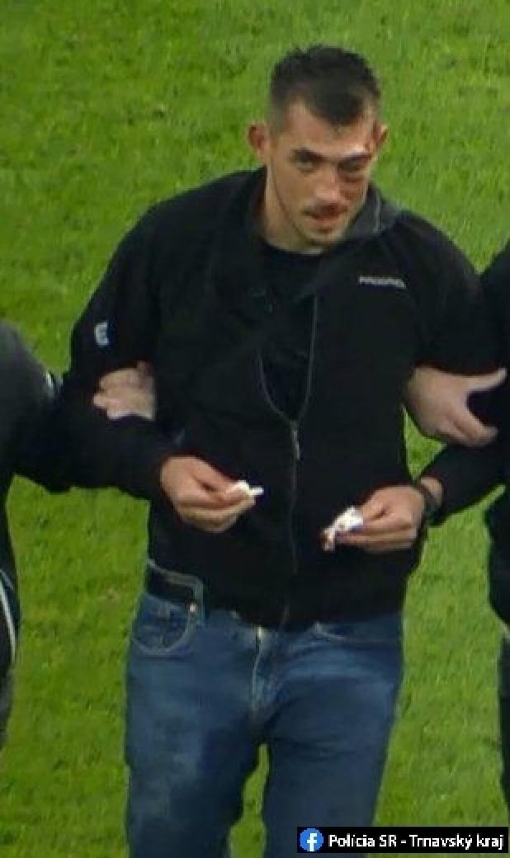 Toto sú chuligáni, ktorí sa bili na hracej ploche štadióna Spartaka Trnava a Polícia žiada o pomoc pri ich stotožnení.