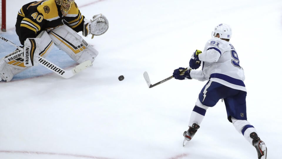Útočník Tampy Steven Stamkos prekonáva brankára Bostonu Tuukku Raska v zápase zámorskej hokejovej NHL Boston Bruins - Tampa Bay Lightning