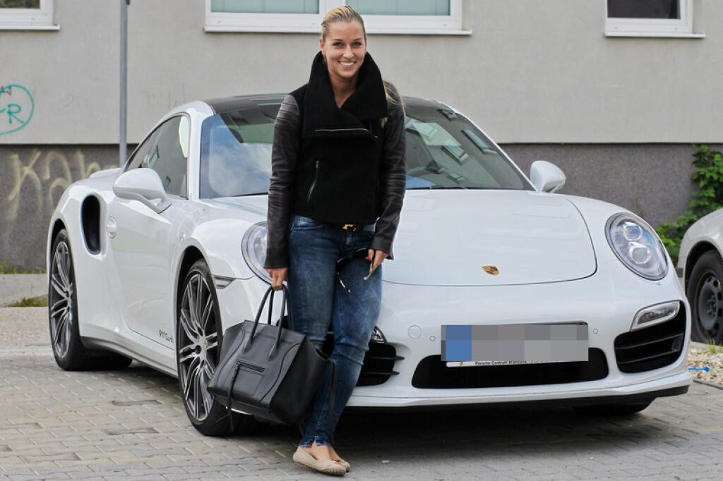 Už v minulosti Cibulková ukázala, že si dopraje a na autách nešetrí. Vozila sa v luxusnom bielom Porsche.