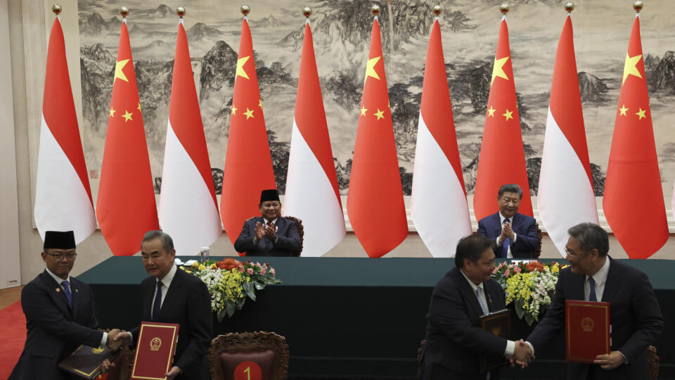 JB 29 Peking - Čínsky prezident Si Ťin-pching (v pozadí vpravo) a indonézsky prezident Prabowo Subianto tlieskajú počas podpisového ceremoniálu v rámci ich stretnutia v Pekingu 9. novembra 2024. FOTO TASR/AP
Chinese President Xi Jinping, background right, and Indonesian President Prabowo Subianto applaud during a signing ceremony at the Great Hall of the People, in Beijing, Saturday, Nov. 9, 2024. (Florence Lo/Pool Photo via AP)