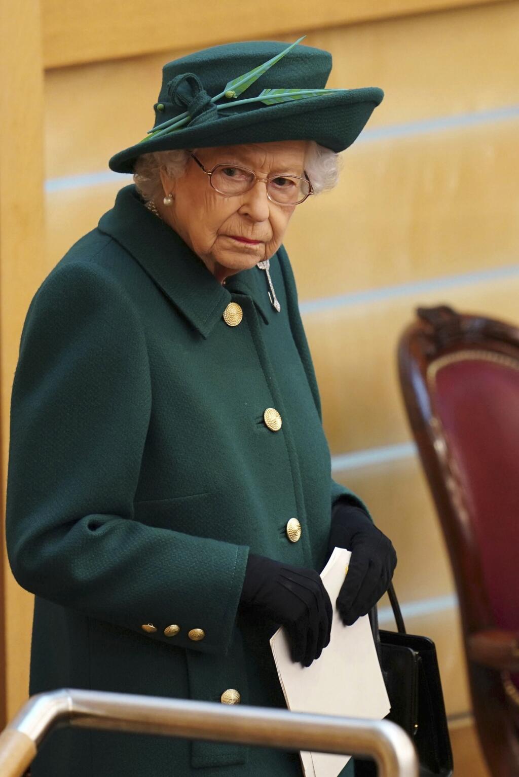 Britská kráľovná Alžbeta II. prichádza vystúpiť s príhovorom na ustanovujúcom zasadnutí škótskeho parlamentu, ktorý vzišiel z májových volieb v Edinburghu 2. októbra 2021.