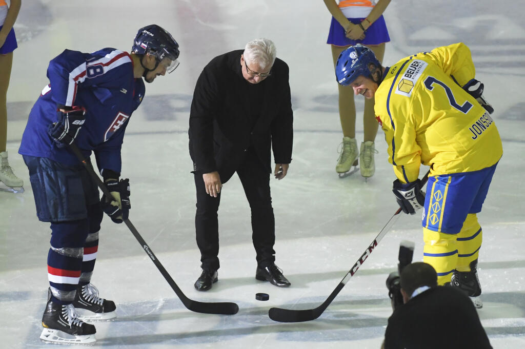 Na snímke zľava Miroslav Šatan, Vincent Lukáč (Slovensko) a Tomas Jonsson (Švédsko) počas úvodného buly v exhibícii hokejových hviezd Slovensko – Švédsko v Košiciach 26. októbra 2019. FOTO TASR – František Iván