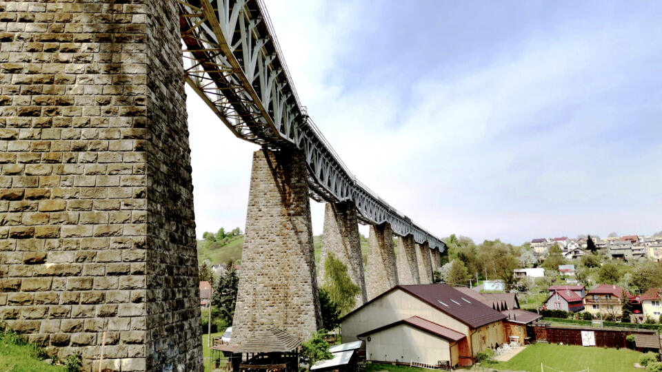 Viadukt nad Hanušovcami má dĺžku takmer 400 metrov.