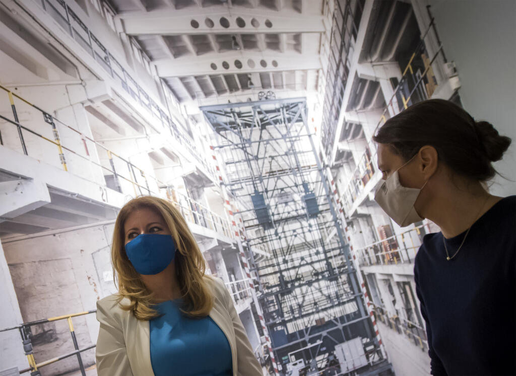 Na snímke zľava prezidentka SR Zuzana Čaputová a generálna riaditeľka Slovenskej národnej galérie (SNG) Alexandra Kusá počas navštevy SNG v Bratislave vo štvrtok 21. mája 2020. Prezidentka si prezrela v SNG výstavy