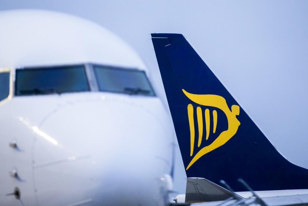 KK36 Weeze - Na snímke lietadlo leteckej spoločnosti Ryanair je odstavené na letisku 12. septembra 2018 v nemeckom meste Weeze.  Piloti a palubní sprievodcovia leteckej spoločnosti Ryanair v Nemecku vstúpili v stredu o 3.00 h SELČ do 24-hodinového štrajku. Chcú tak prinútiť vedenie najväčších európskych nízkonákladových aerolínií, aby s nimi pokračovalo v rokovaniach o lepších mzdových a pracovných podmienkach. FOTO TASR/DPA

12.09.2018, Nordrhein-Westfalen, Weeze: Flugzeuge der irischen Airline