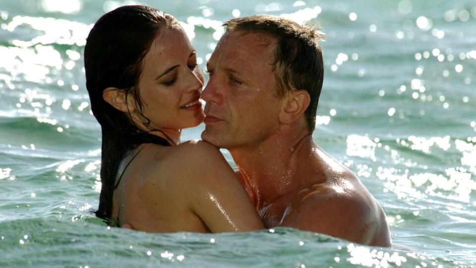 Eva Greenová sa v rôznych anketách pravidelne zaraďuje medzi najkrajšie Bond girl, vo filme Casino Royal sa agent 007 hádam aj preto nevyspal so žiadnou inou. A nielen to.