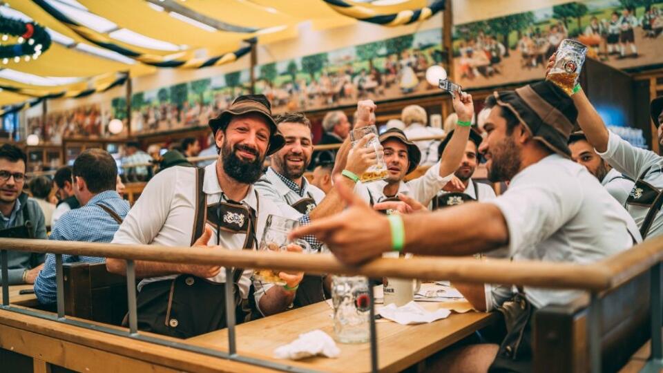 Oktoberfest - nálada v jednom zo stanov
