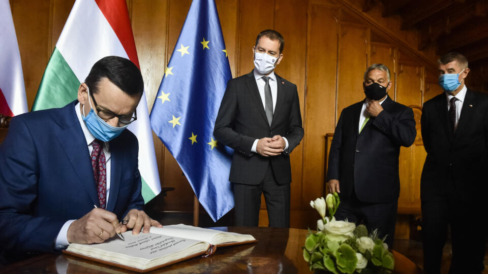 Na snímke zľava predseda vlády Poľska Mateusz Morawiecki sa podpisuje do Pamätnej knihy, prizerajú sa predseda vlády SR Igor Matovič, predseda vlády Maďarska Viktor Orbán a predseda vlády ČR Andrej Babiš počas stretnutia premiérov krajín Vyšehradskej štvorky (V4) na zámku Lednice v Českej republike 11. júna 2020. FOTO TASR - Jaroslav Novák