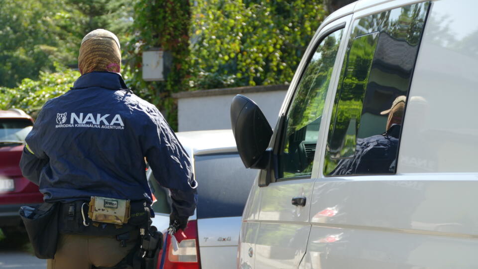 Národná kriminálna agentúra (NAKA) spustila na strednom Slovensku rozsiahlu akciu s názvom Plevel. Akcia súvisí s korupčnou trestnou činnosťou. Na snímke zásah NAKA pred domom bývalého žilinského krajského sudcu Pavla. P v Žiline dňa 14. septembra 2020. FOTO TASR - Erika Ďurčová