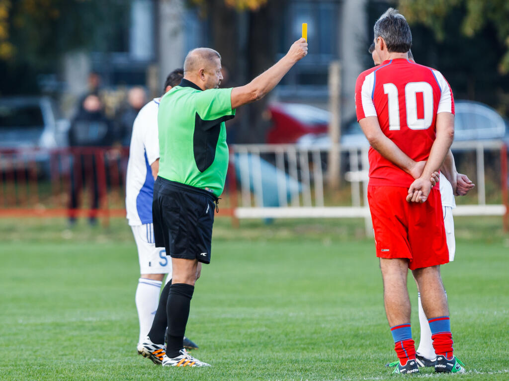Keby na futbalovom zápase chýbal rozhodca, Štefan Harabin by ho hravo zastúpil. Raz už ako rozhodca pískal v jednom zápase a legenda hovorí, že ho aj z pozície rozhodcu VY-HRAL.