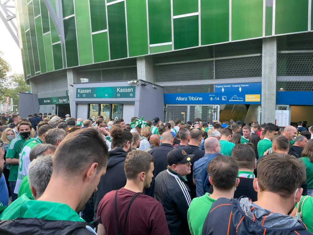 Napríklad v Česku je povolených 50% fanúšikov z celej kapacity štadiónov. V Maďarsku či Rakúsku je dokonca povolených 100% pre zaočkovaných, alebo testovaných priaznivcov futbalu.