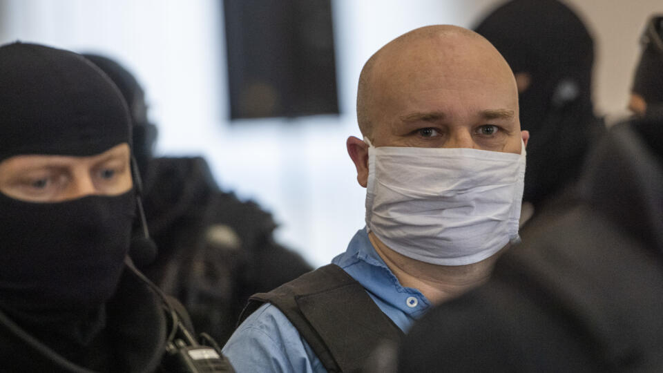 Na snímke vpravo odsúdený Zoltán Andruskó prichádza na hlavné pojednávanie v kauze vraždy Jána Kuciaka a Matiny Kušnírovej na Špecializovanom trestnom súde v Pezinku
