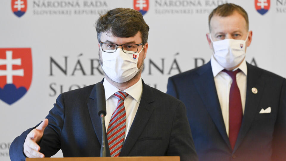 Na snímke vľavo podpredseda vlády SR Štefan Holý a vpravo predseda NR SR Boris Kollár (Sme rodina) počas vyhlásenia na tému Byt či Nebyt už nie je otázka v Bratislave 28. mája 2021. FOTO TASR - Pavel Neubauer