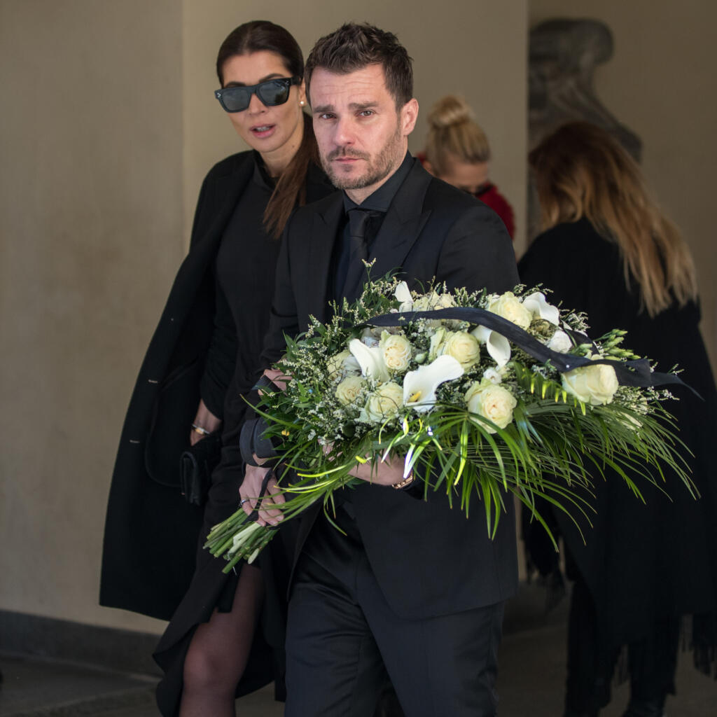 Zádušná omša za zosnulého Karla Gotta v chráme Svätého Víta na Pražskom hrade. S hudobnou legendou sa prišlo rozlúčiť množstvo známych osobností kultúrneho a verejného života. Na snímke je Leoš Mareš s manželku.