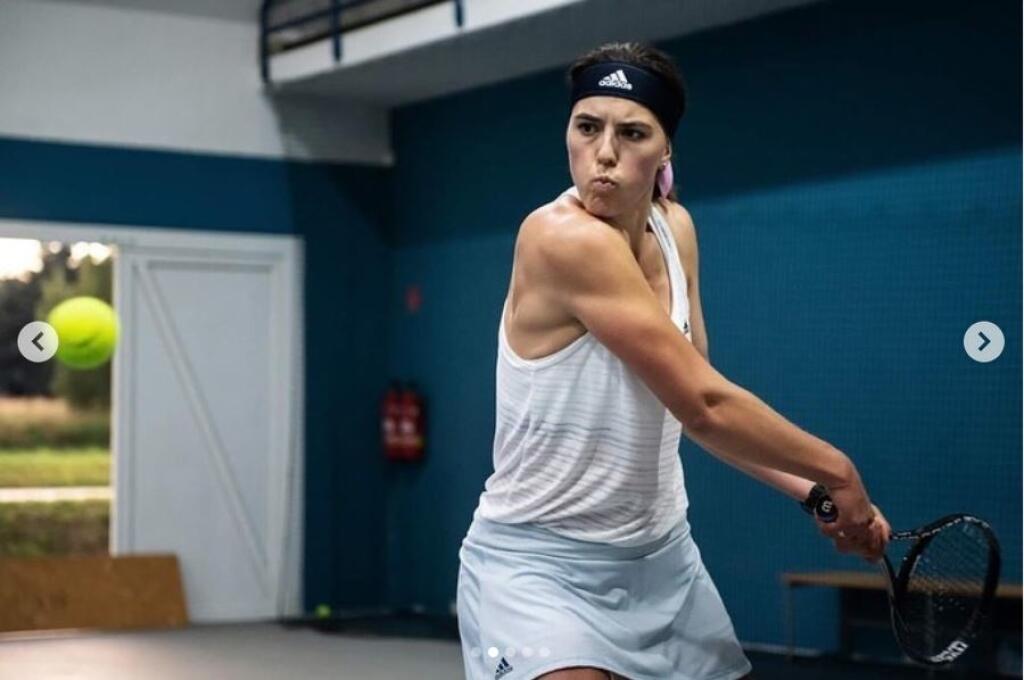 Najlepšia lyžiarka sveta z poslednej sezóny každoročne nielen zaberá v posilňovni, okrem toho bicykluje, hrá tenis, pádluje v kanoe či korčuľuje na kolieskových korčuliach.
