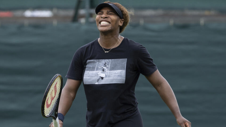 KK29 Londýn - Americká tenistka  Serena Williamsová počas tréningu pred grandslamovým turnajom vo Wimbledone 27. júna 2021. FOTO TASR/AP
USA's Serena Williams reacts, during a practice session, ahead of the Wimbledon Tennis Championships, in London, Sunday, June 27, 2021. (David Gray/Pool Photo via AP)