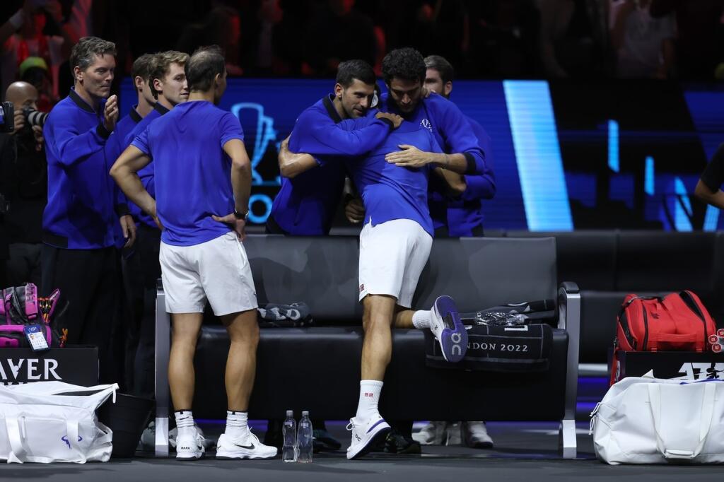 Djokovič vystískal Federera, ktorý aj na jeho rameno pustil pár sĺz.