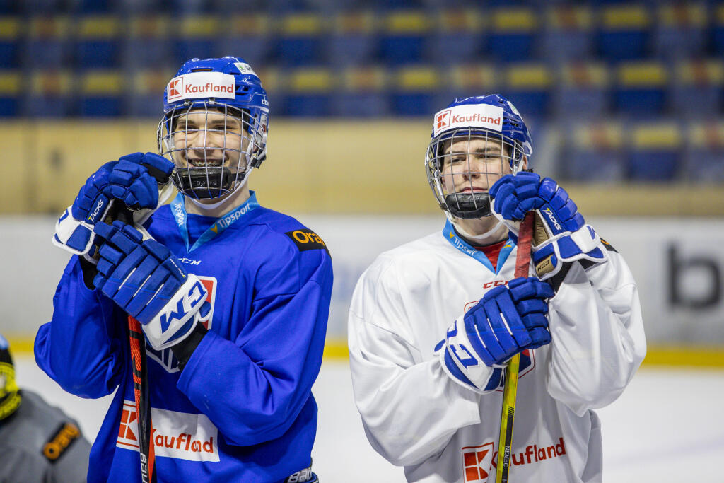 Na snímke zľava Juraj Slafkovský a Šimon Nemec počas tréningu slovenskej hokejovej reprezentácie.