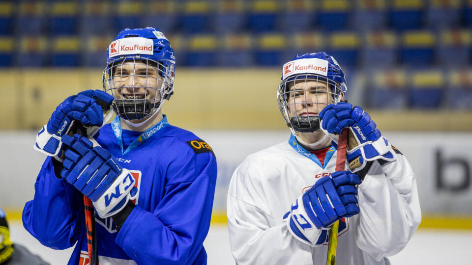 Na snímke zľava Juraj Slafkovský a Šimon Nemec počas tréningu slovenskej hokejovej reprezentácie, ku ktorej sa pripojila trojica mladých hráčov z reprezentácie do 20 rokov. V Piešťanoch 18. apríla 2021. FOTO TASR/SZĽH - Andrej Galica