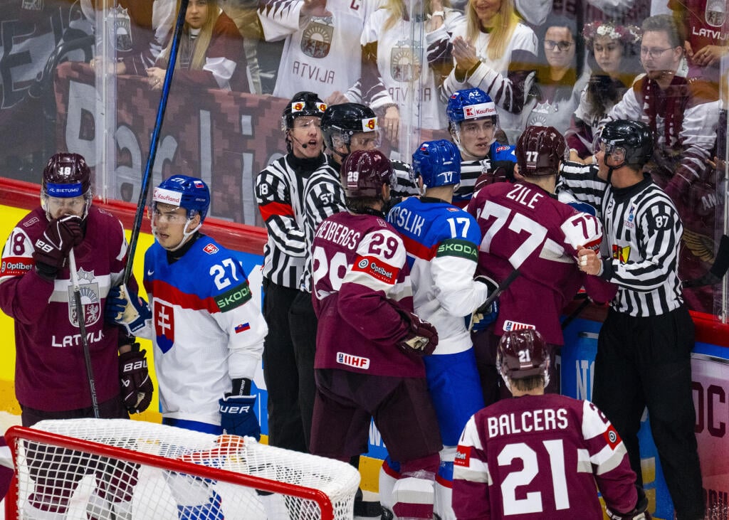 Na snímke slovenskí a lotyšskí hokejisti počas roztržky v zápase A-skupiny Lotyšsko - Slovensko na 88. majstrovstvách sveta v ľadovom hokeji v Štokholme 18. mája 2025. FOTO TASR - Jakub Kotian