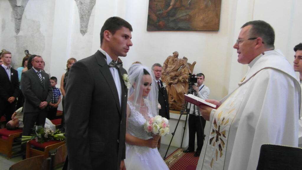 Juraj Valach so svojou nastávajúcou manželkou počas svadobného obradu.