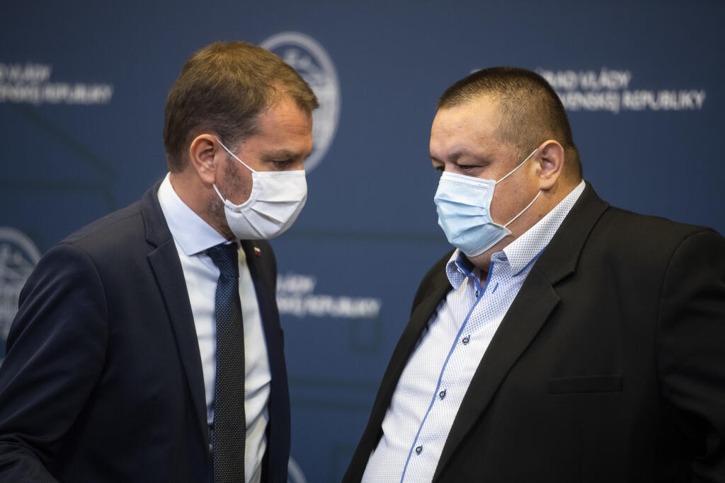 Predseda vlády SR Igor Matovič (OĽANO) a hlavný hygienik SR Ján Mikas