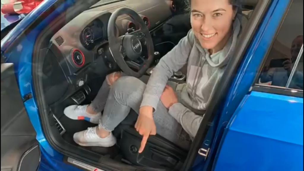 Dynamický hatchback ponúka batožinový priestor s objemom 335 l, do palivovej nádrže sa zmestí 55 litrov benzínu. Priemerná spotreba päťvalca by sa tabuľkovo mala pohybovať na úrovni 8,5 l/100 km, dá sa však tušiť, že v realite bude pravdepodobne o dva-tri litre vyššia.