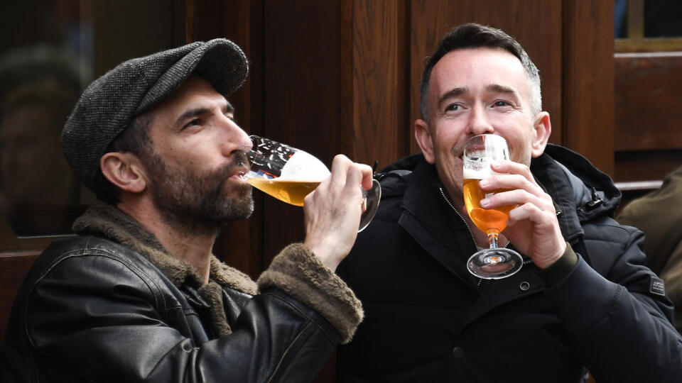 JB 41 Londýn - Ľudia popíjajú pivo na letnej terase pred krčmou v štvrti Soho v centrálnom Londýne 12. apríla 2021. V Anglicku sa od pondelka môžu opätovne otvoriť tzv. záhradné pohostinstvá a exteriérové časti reštaurácií či iných gastronomických prevádzok. Znovu sa tiež otvárajú obchody s iným než nevyhnutným tovarom, a tiež kaderníctva, posilňovne, plavecké bazény, nechtové štúdia, či zoologické záhrady. Zrušený bol aj zákaz vychádzania po 22.00 h. FOTO TASR/AP
People drink beer at tables s