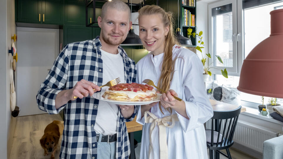 Na návšteve. Kuchár Michal Kordoš a jeho priateľka Diana navarili pre čitateľov mesačníka Dobré jedlo niekoľko receptov. Toto je ich skvelá palacinková torta.