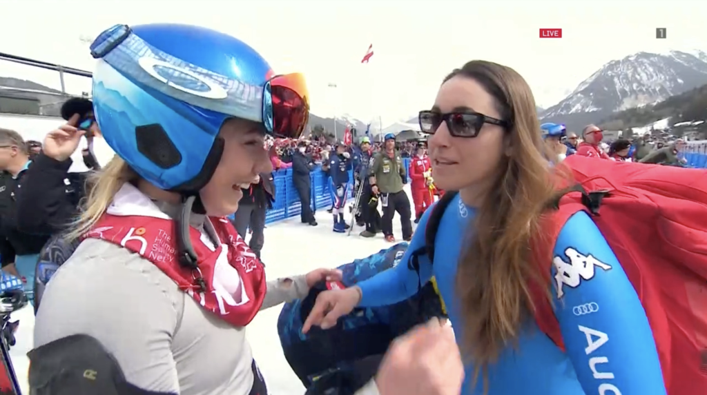 Mikaela Shifrinová ešte prehodila pár slov s talianskou súperkou Sopiou Goggiovou. Všetko pod dohľadom mamy Eileen.