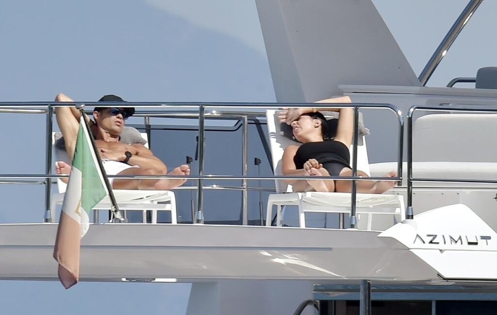 Ronaldo si užil relax na jachte spolu s priateľkou Georginou.