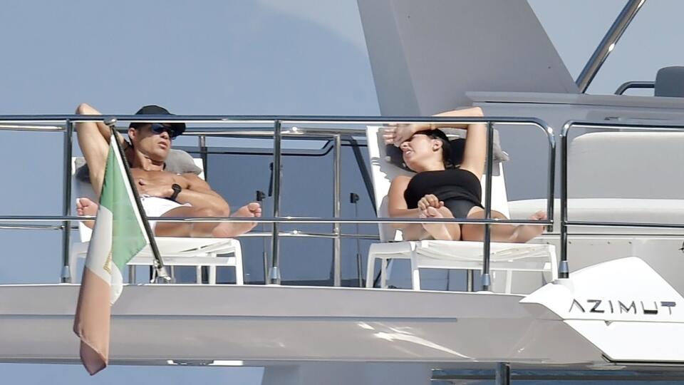 Ronaldo si užil relax na jachte spolu s priateľkou Georginou.