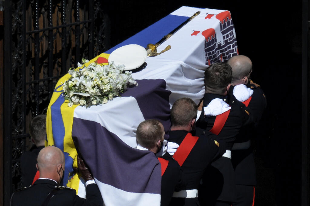 Rakva s telesnými pozostatkami britského princa Philipa prichádza do Kaplnky svätého Juraja počas pohrebu britského princa Philipa, manžela britskej kráľovnej Alžbety II., ktorý zomrel vo veku 99 rokov, v areáli Windsorského zámku vo Windsore 17. apríla 2021.