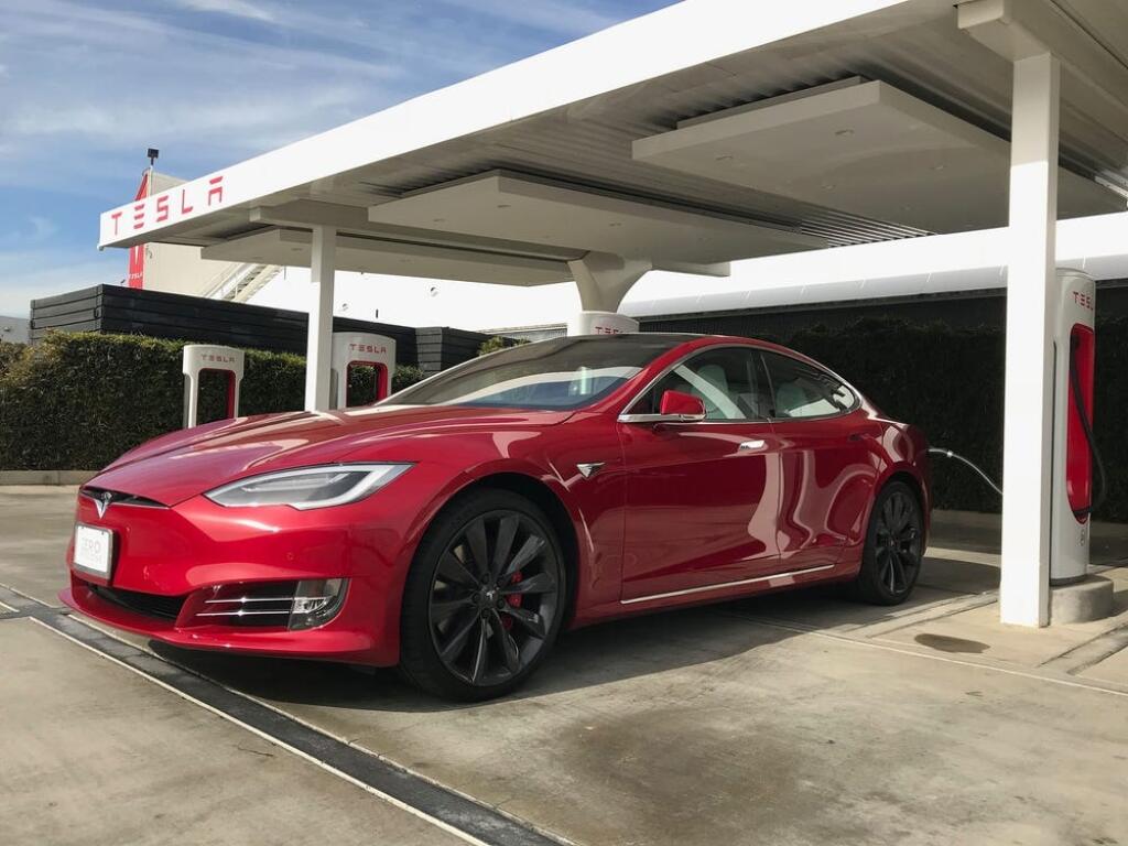 Musk má zbierku áut v hodnote pol milióna! Vlastní aj svoju obľúbenú Teslu.