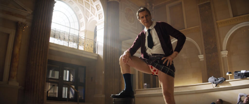 Drsniak Liam Neeson v Bláznivej strele prekvapivo nahradil legendárneho Leslieho Nielsena.