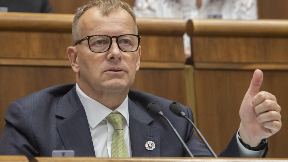 Na snímke predseda parlamentu SR Boris Kollár (Sme rodina) počas hlasovania o financovaní voľného času dieťaťa, ktoré poslanci NR SR schválili aj po vrátení prezidentkou na 66. schôdzi NRSR 22. júna 2022 v Bratislave. Národná rada (NR) SR v stredu prelomila veto prezidentky SR Zuzany Čaputovej v prípade zákona o financovaní voľného času dieťaťa. Zákon schválilo plénum v pôvodnom znení a odmietlo pripomienky hlavy štátu. FOTO TASR - Martin Baumann